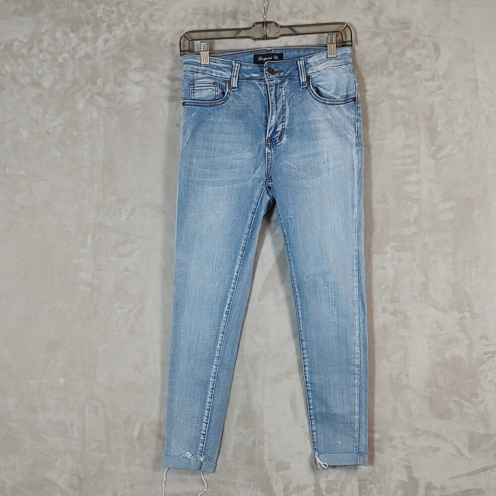 Beyond Us Straight Jeans Women's Size 8P Light Wash Raw Cuffed Hem Stretch Denim